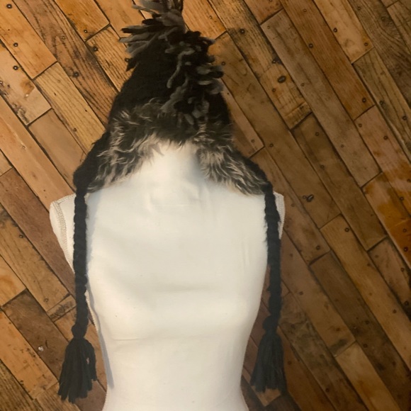 Virtis Fuzzy Hat - Picture 2 of 2